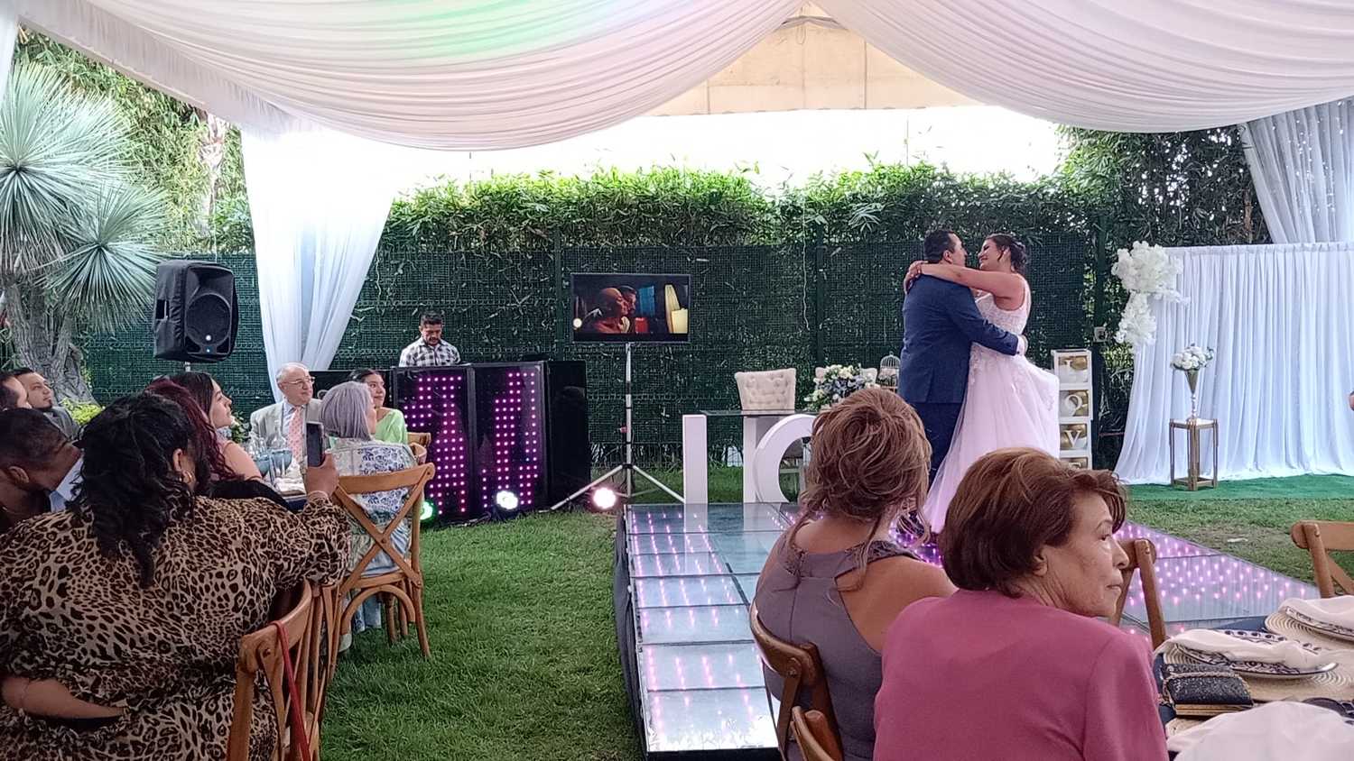 DJ para bodas en CDMX | MÚSICA, ILUMINACIÓN Y DIVERSIÓN GARANTIZADA